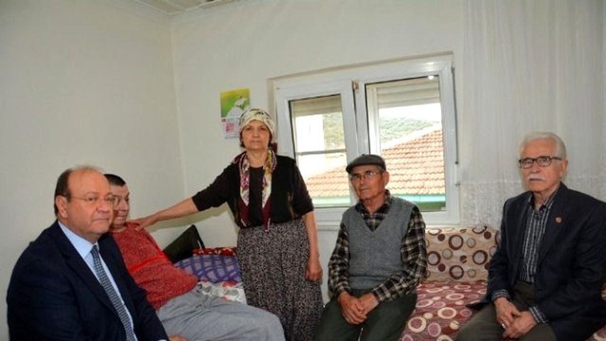 Başkan Özakcan, Akülü Sandalye Hediye Etti