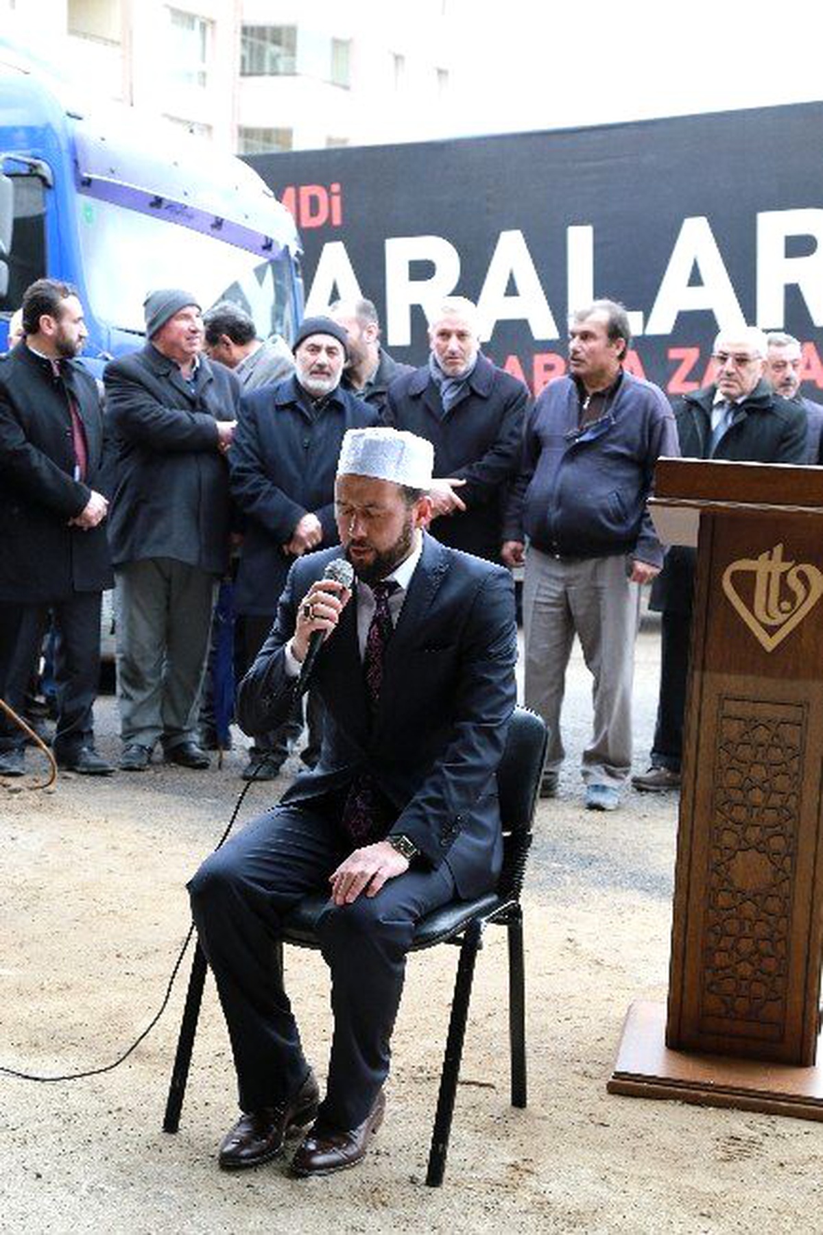 Bayırbucak Türmenleri\'ne Gönderilen 10 Yardım Tır\'ı Dualar ile Uğurlandı