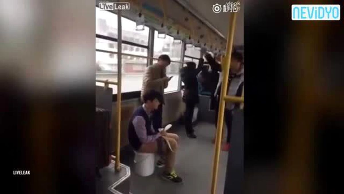 Belediye Otobüsünde Tuvaletini Yaptı!