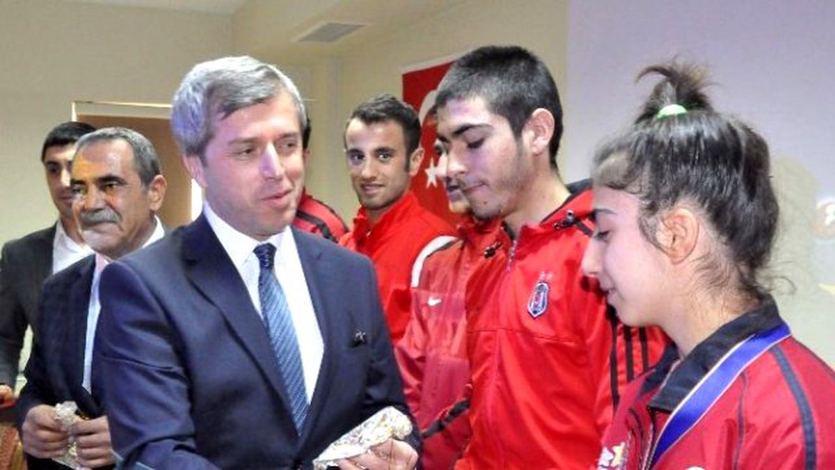 Bitlis\'te Başarılı Sporcular Ödüllendirildi