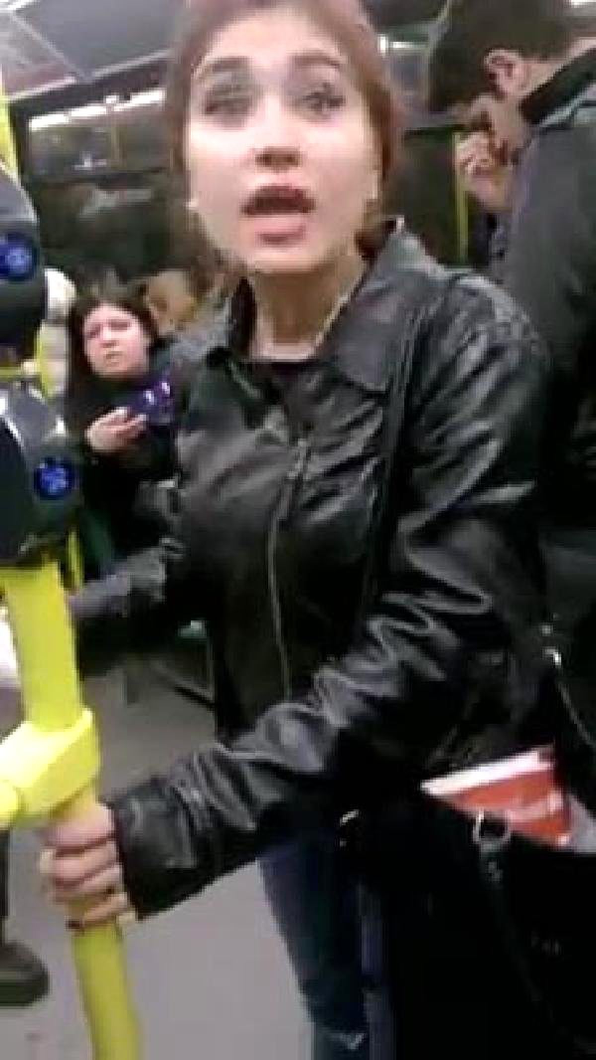 İki Genç Kızın Bursaray'daki Kadın Cinayetleri Protestosu Alkış Aldı