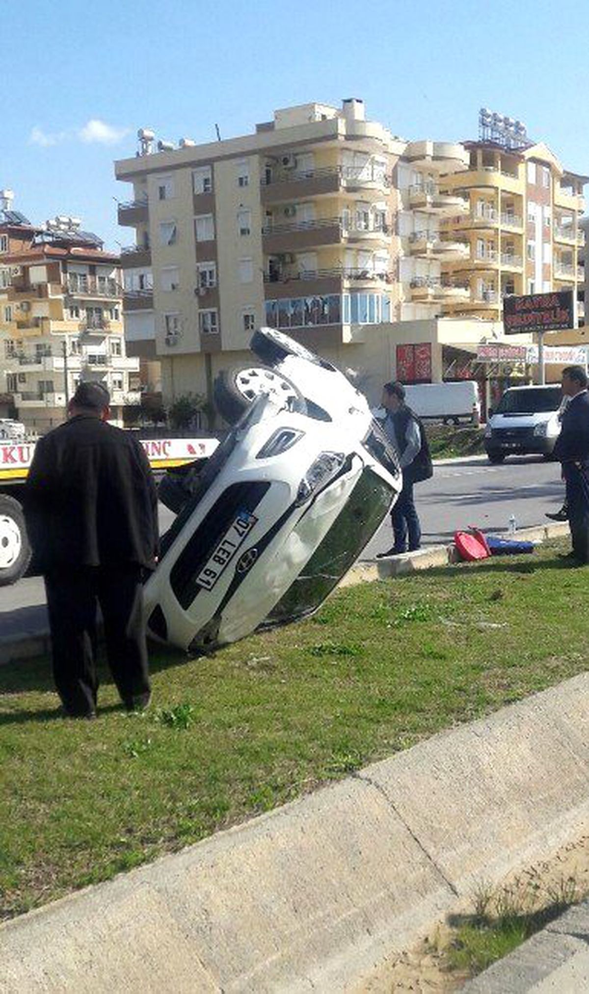 Devrilen Otomobilden Burnu Bile Kanamadan Çıktı