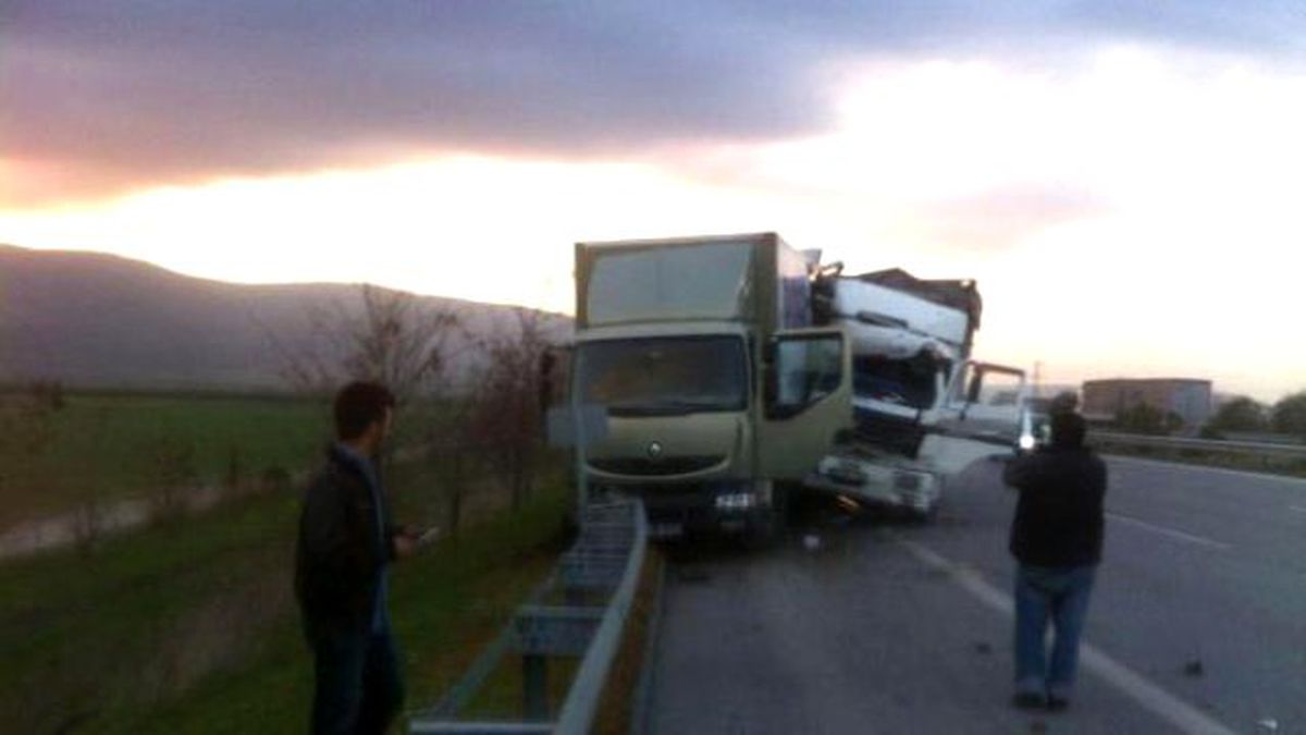 Emniyet Şeridindeki Kamyona Arkadan Çarptı