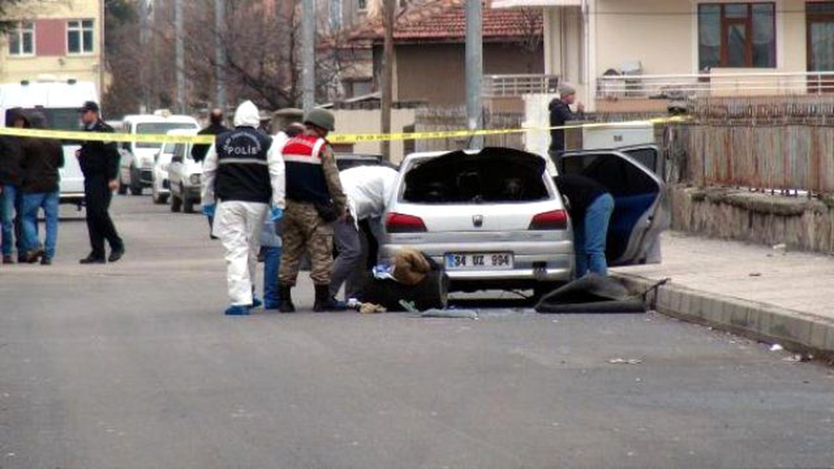 Erzincan\'da Lise ve Askeri Lojmanlar Yakınındaki Çalıntı Otomobil Korkuttu