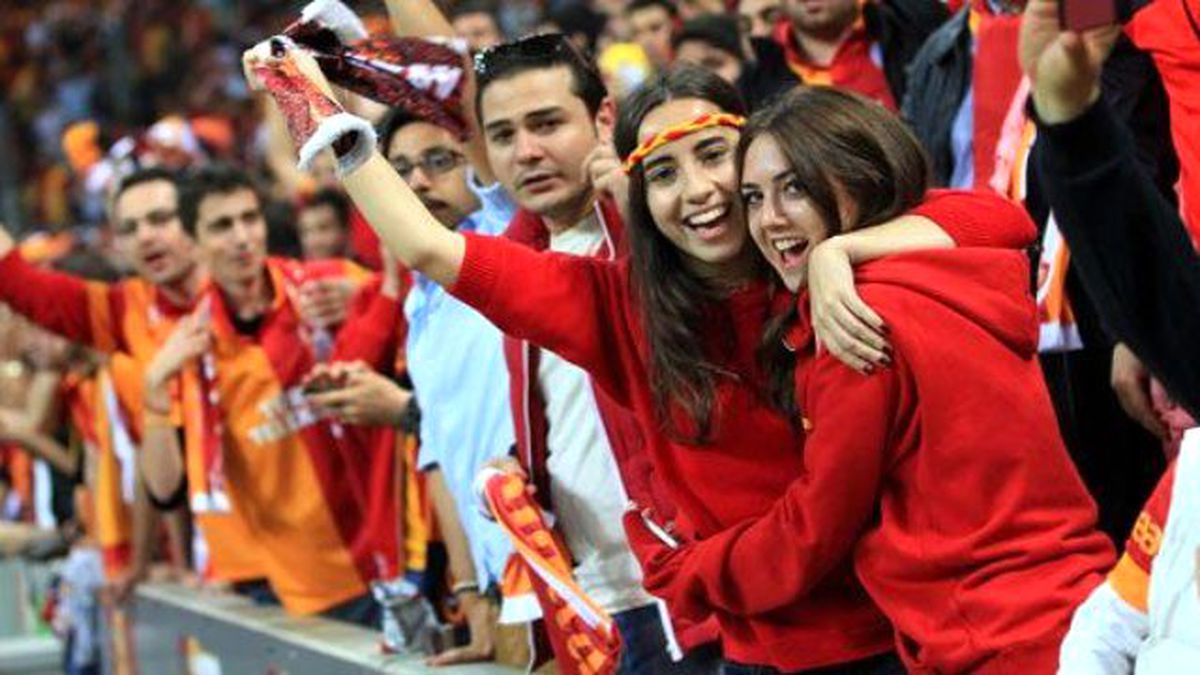 Galatasaray Taraftarları Uçaktan İndirildi