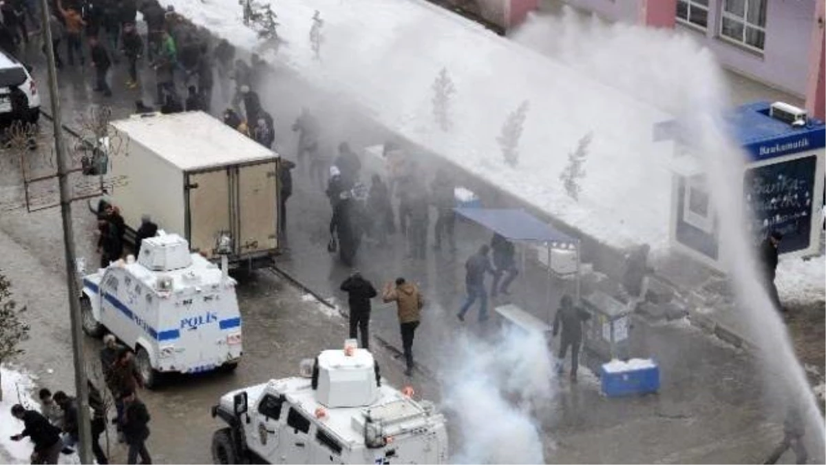 Hakkari\'de Cenaze Konvoyuna Polis Müdahalesi: 27 Kişi Gözaltında