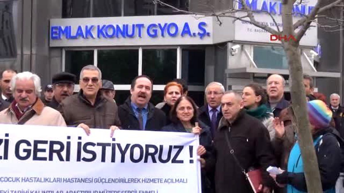 İçeride İhale, Dışarıda Protesto