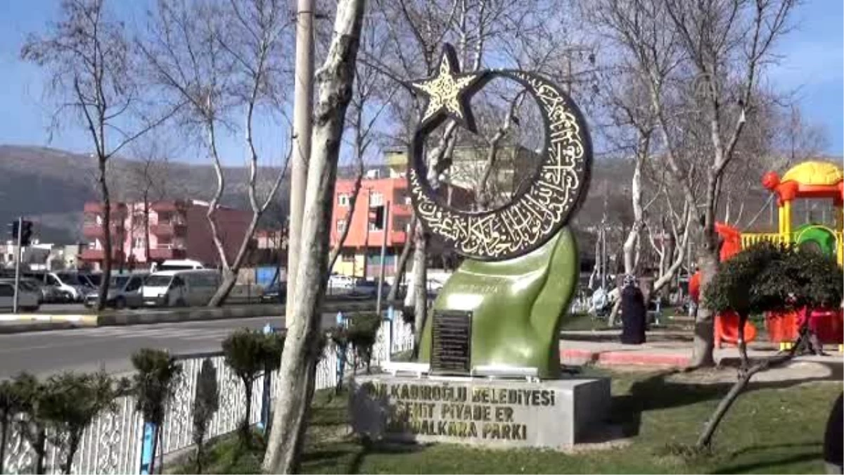 Kahramanmaraş\'ta Şehit İçin Ay ve Yıldız Üzerine Ayetli Anıt