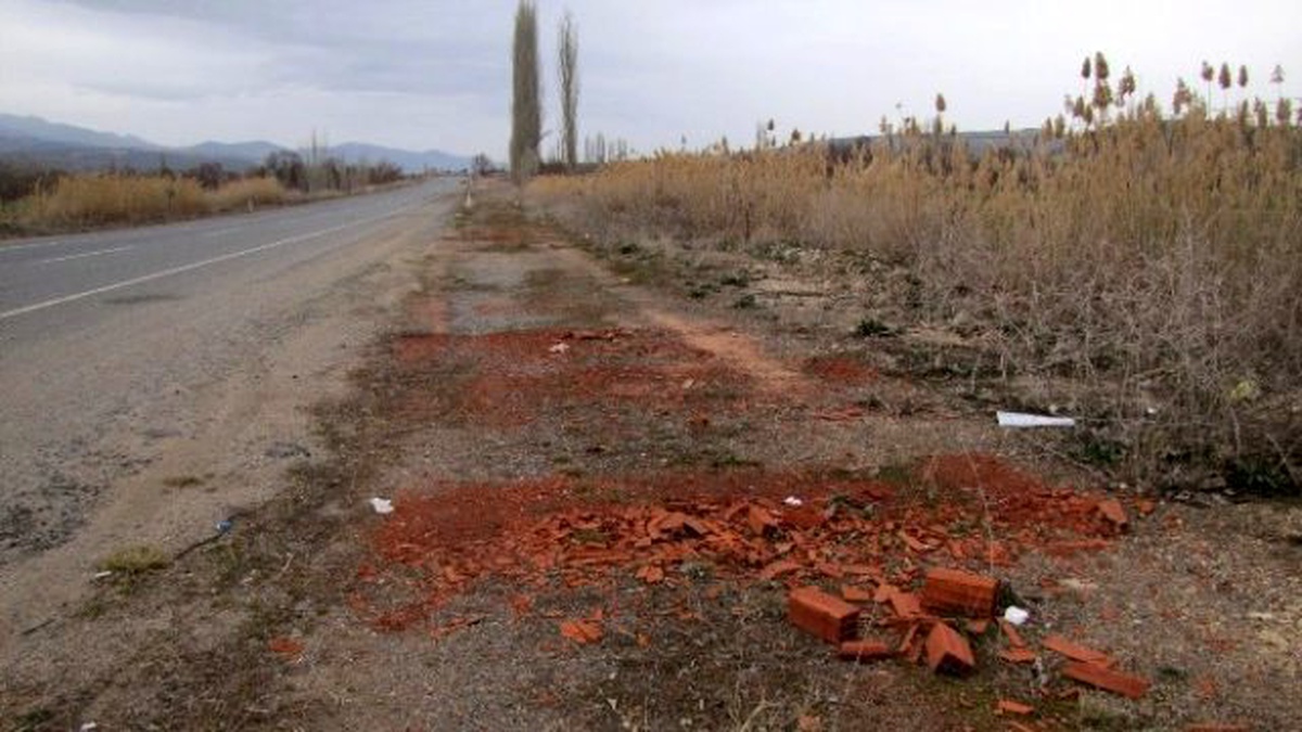 Kamyon Kasalarındaki Atıklar Yol Kenarlarına Boşaltılıyor