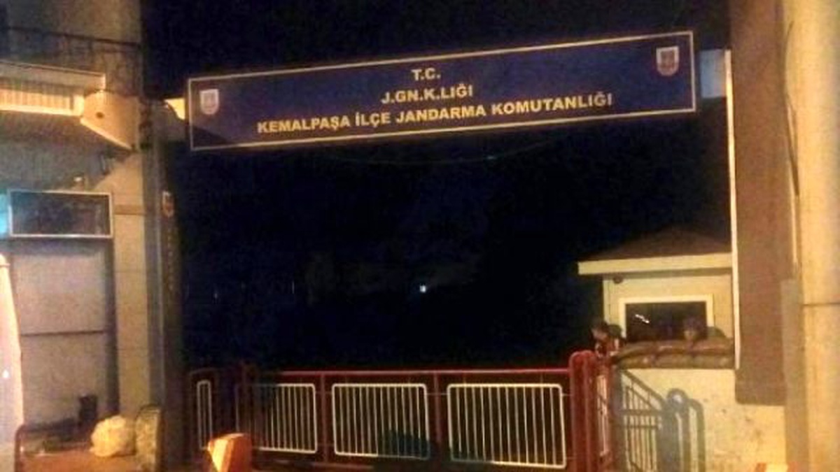 Kemalpaşa\'da Roket, Ağacın Gövdesinden Atılmış