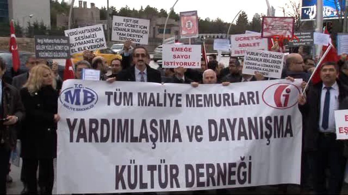Kıdemli Memurlardan \'Fazla Ücret\' Protestosu