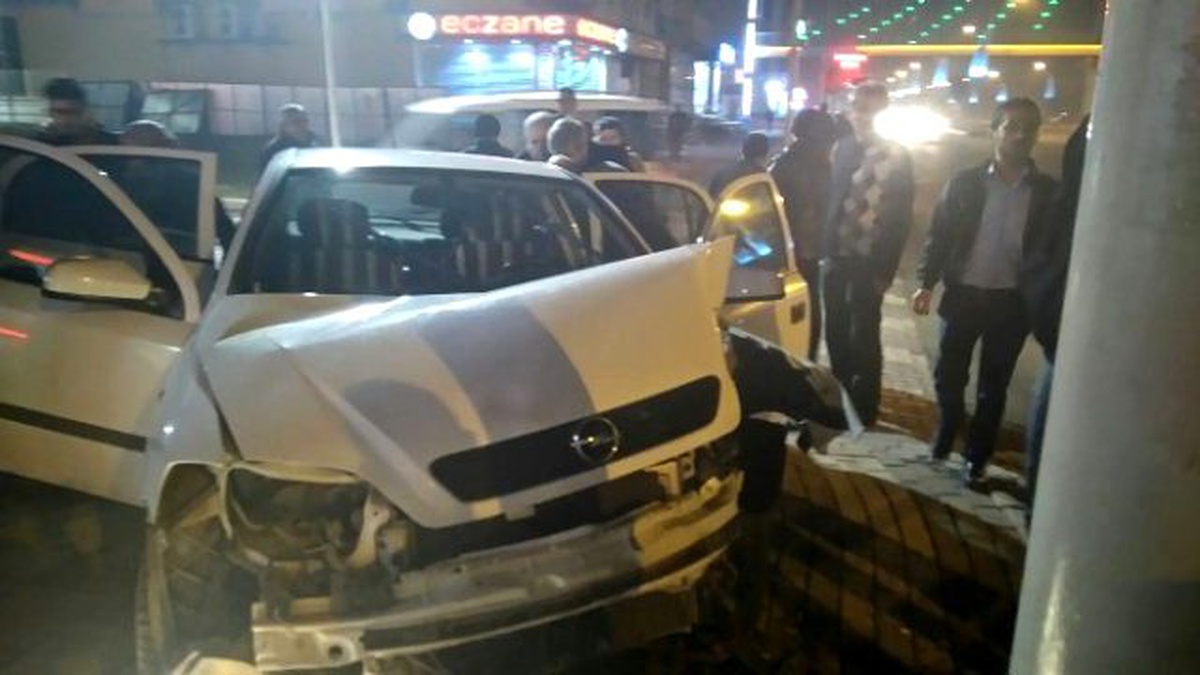 Malatya\'da Otomobil Direğe Çarptı: 3 Yaralı