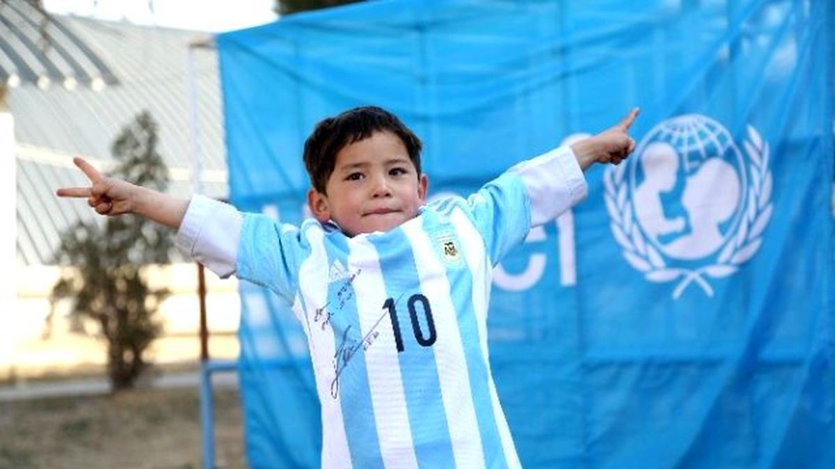Messi, Poşetten Forma Giyen Minik Hayranını Unutmadı