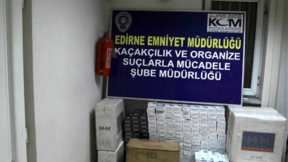 Park Halindeki Kamyonetten Kaçak Sigara Çıktı