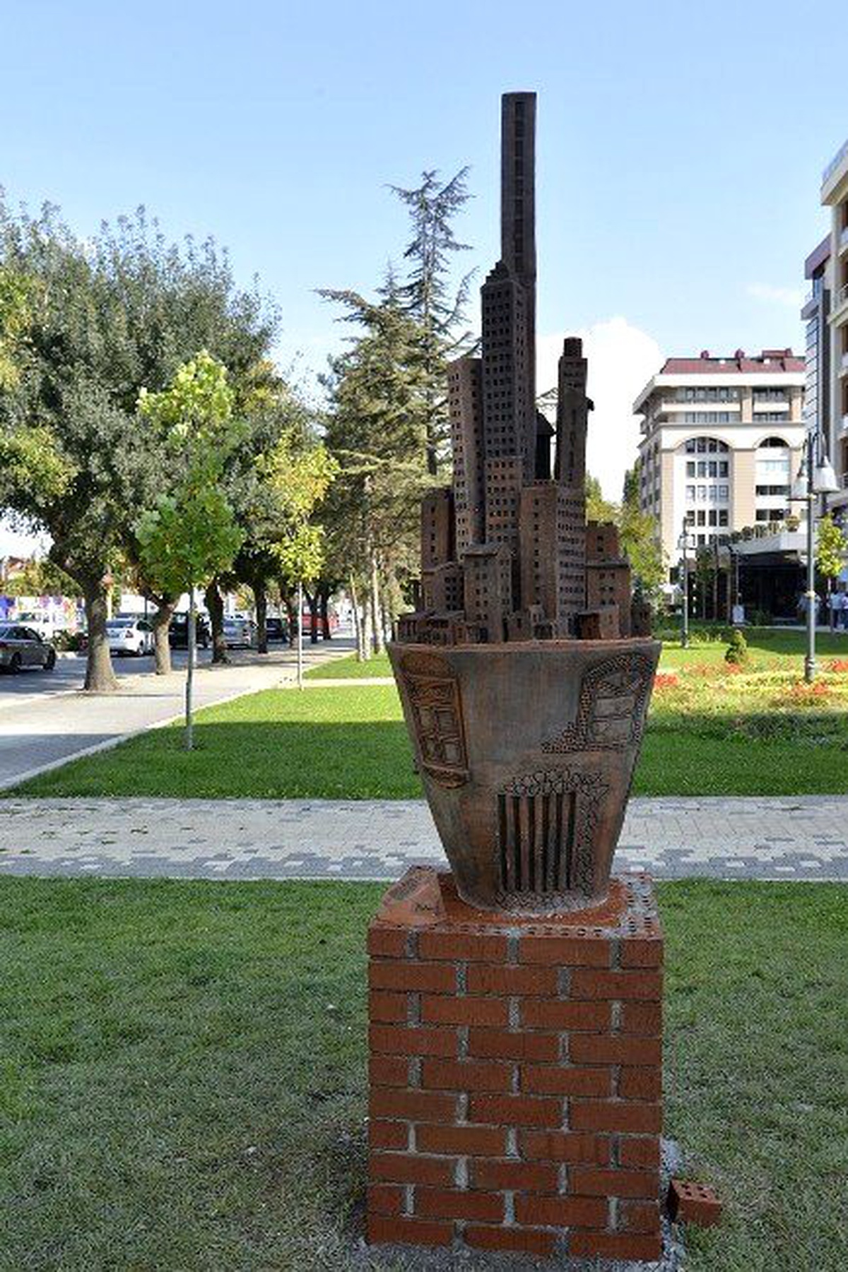 Pişmiş Toprak Heykelleri Kente Renk Katıyor