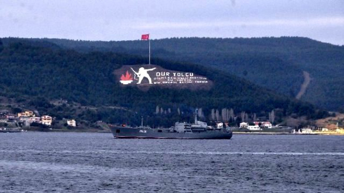 Rus Savaş Gemisi Çanakkale Boğazı\'ndan Geçti