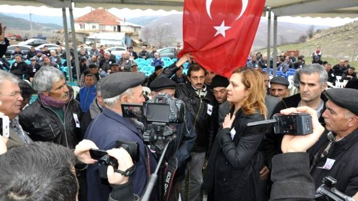 Şehit Cenazesinde Vatandaştan CHP\'li Vekile "Siyaset Yapıyorsun" Tepkisi