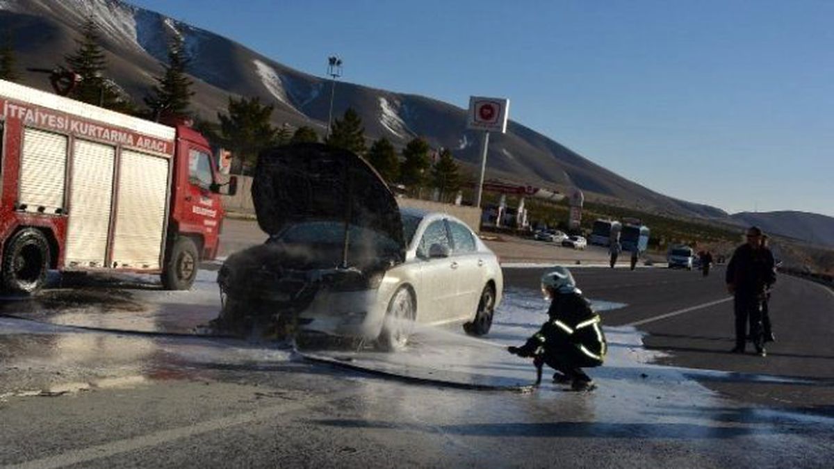 Seyir Halindeki Otomobil Alev Aldı