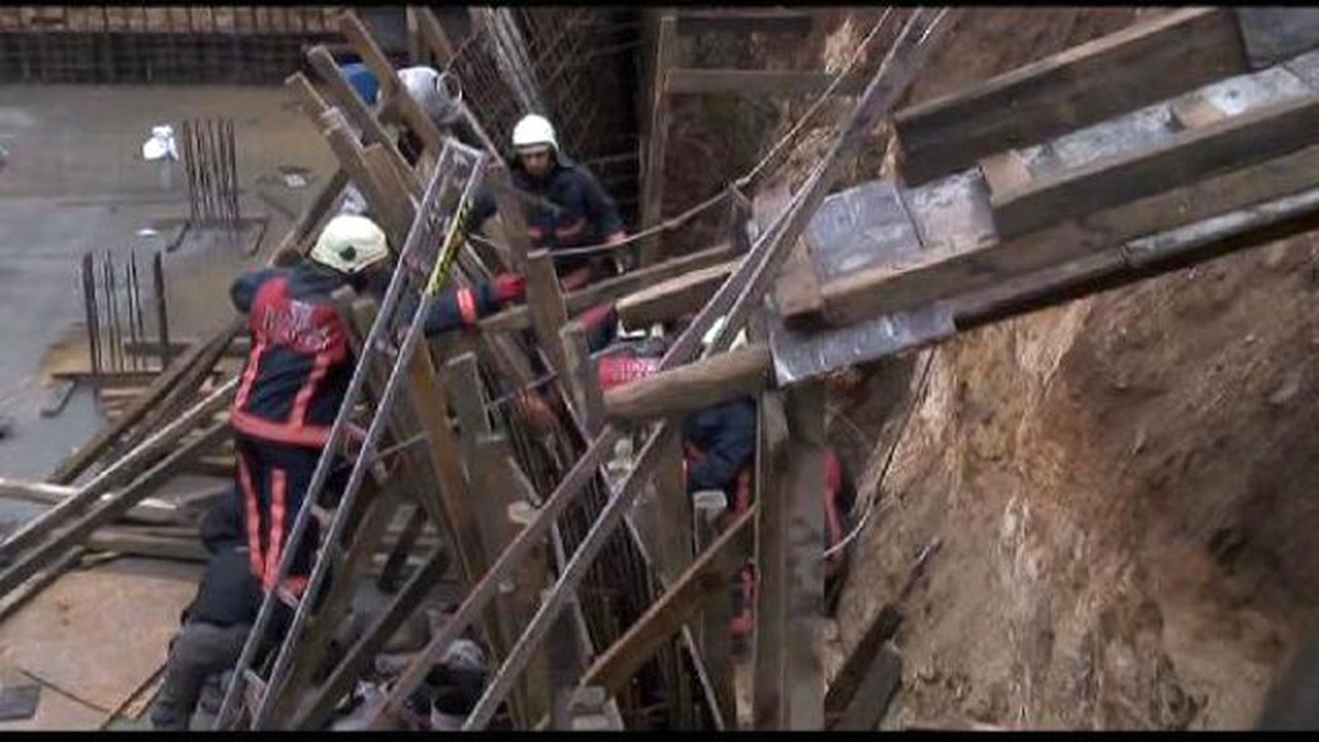 Toprak Altında Kalan İşçi Yaklaşık 1 Saat Sonra Kurtarıldı