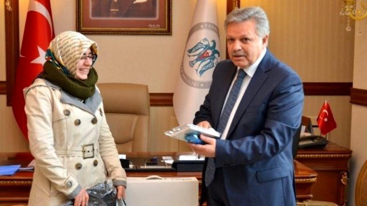 Vali Kahraman, Üniversite Öğrencisine Bilgisayar Hediye Etti