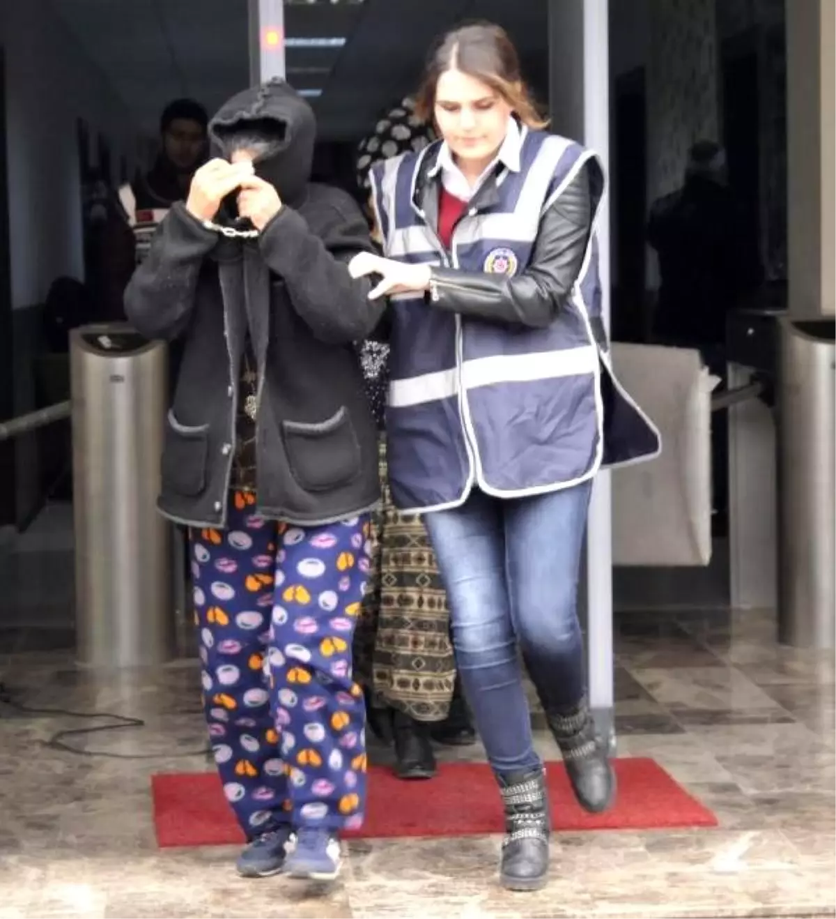 Yaşlı Erkekleri Taciz Edip Cüzdanlarını Çaldılar