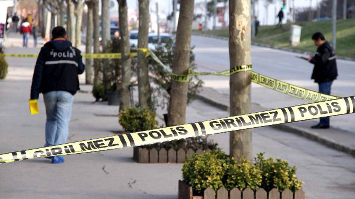 Antalya'da Yol Kenarında Erkek Cesedi Bulundu