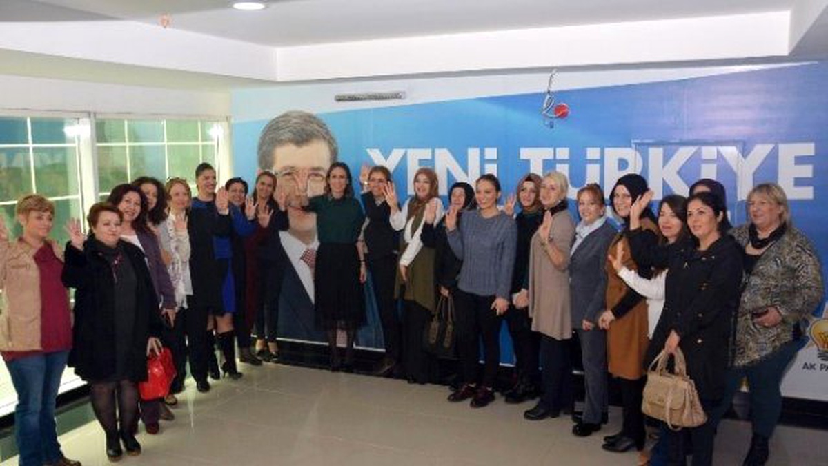 Ak Kadınlardan Başbakan\'a Doğum Günü Videosu