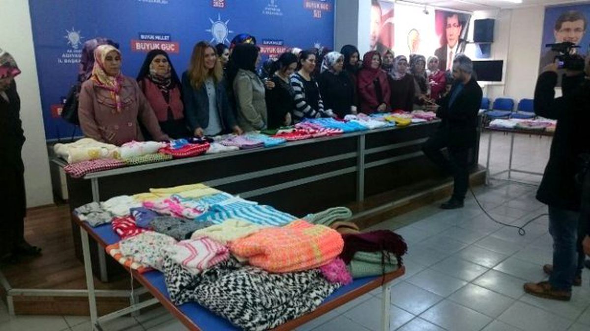 Ak Partili Kadınlar Sevgiyle Ördüler