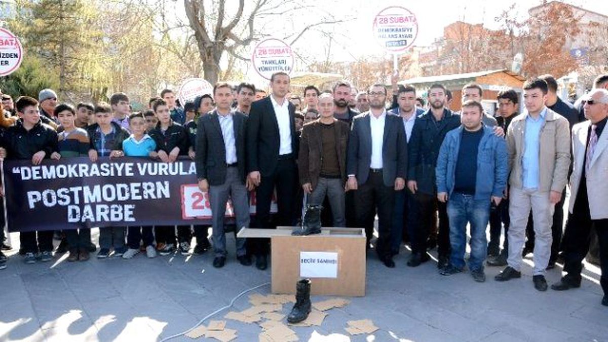 Aksaray\'da Ak Gençlik 28 Şubat Darbesini Kınadı