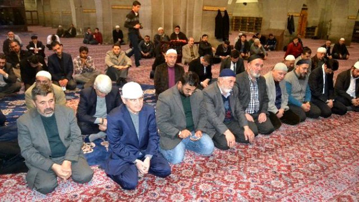 Anadolu Gençlik Derneği Merhum Necmettin Erbakan\'ı Dualarla Andı
