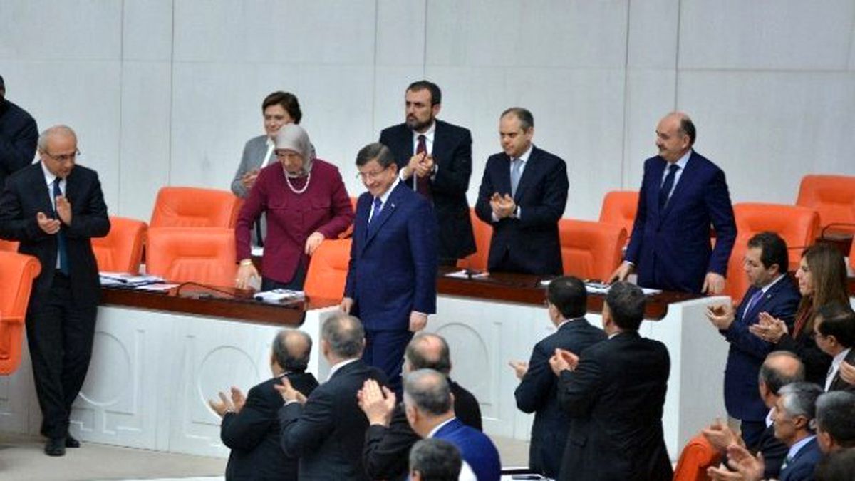 Başbakan Davutoğlu Alkışlarla Karşılandı