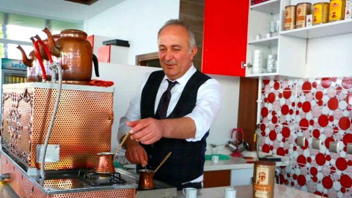 Başkan Vatandaşlara Kahve Yapıp İkram Etti