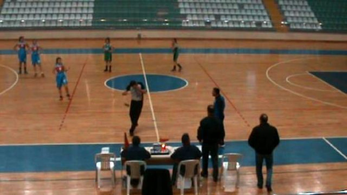 Basketbol Maçında Antrenör, Hakeme Su Şişesi Fırlattı