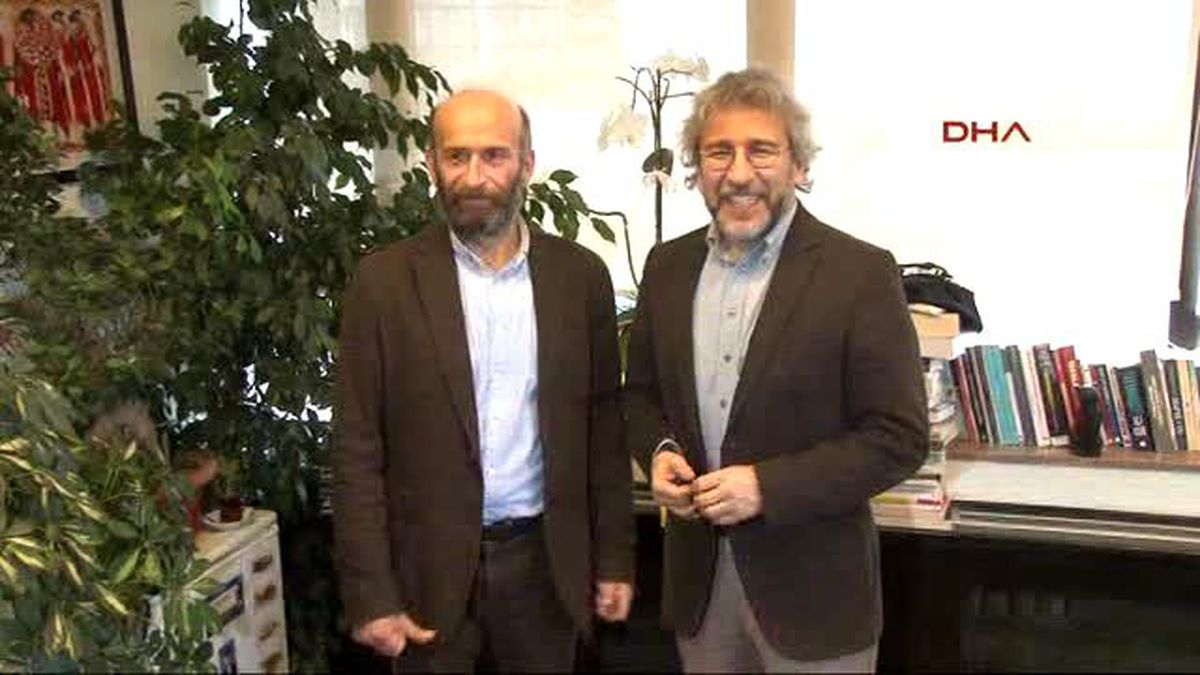 Can Dündar Masasına Oturdu