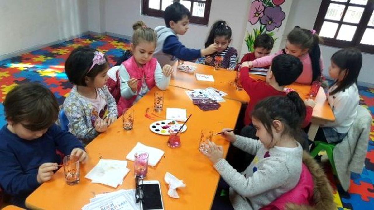Çocuklar Bardak Süslemeyi Öğrenecek