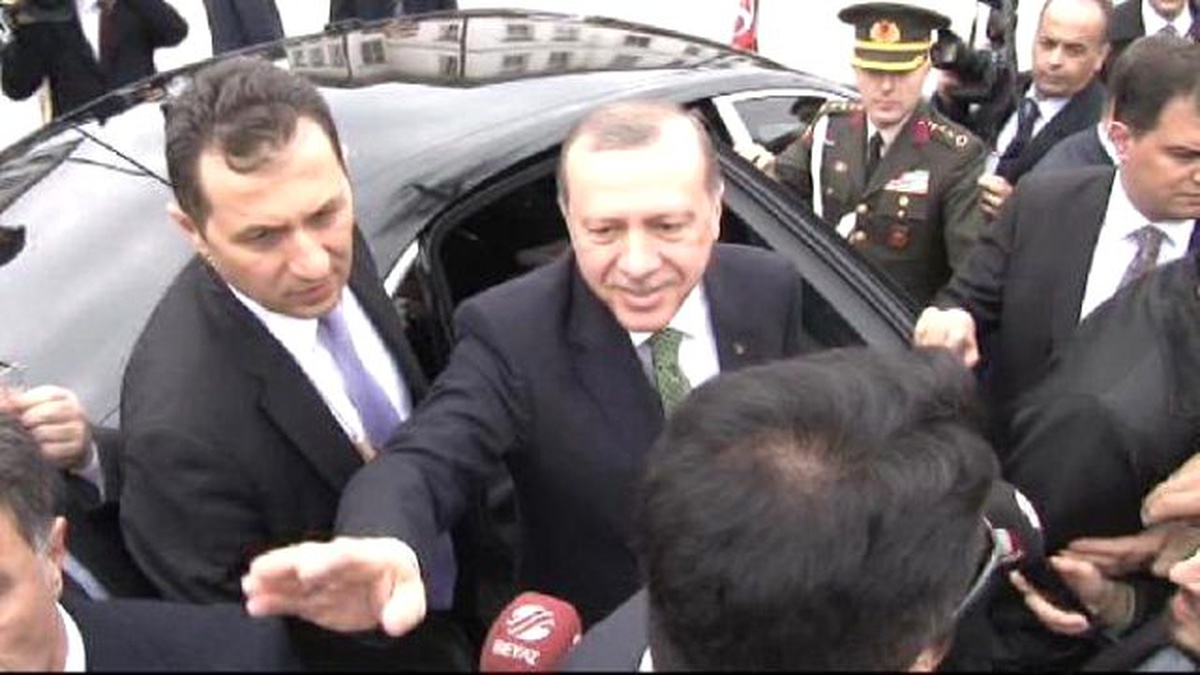 Cumhurbaşkanı Erdoğan\'a Evinin Önünde Doğum Günü Sürprizi