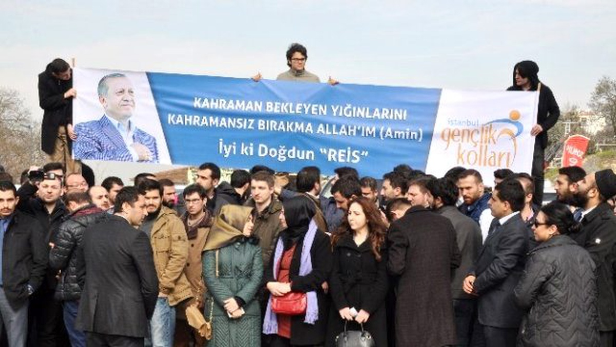 Cumhurbaşkanı Erdoğan\'ın Konvoyunu Durdurup Doğum Gününü Kutladılar