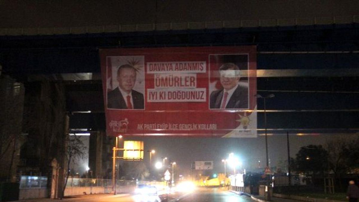 Cumhurbaşkanı Erdoğan ve Başbakan Davutoğlu İçin Dev Pankart