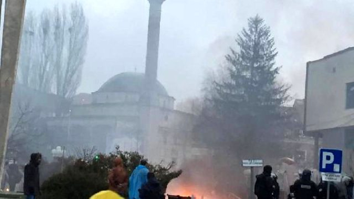 Cumhurbaşkanlığı Oylaması Yapılırken Meclis Binasına Molotof Fırlattılar
