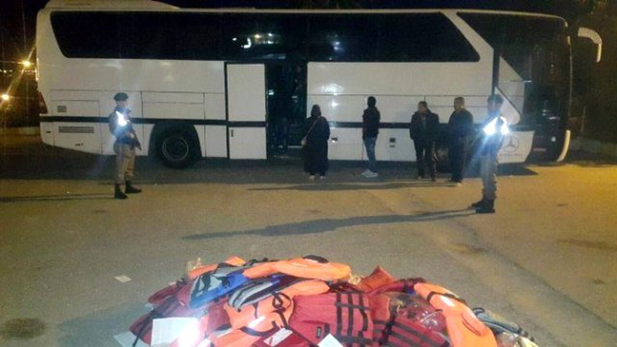 Demre\'de 70 Kaçak ve 2 İnsan Kaçakçısı Yakalandı