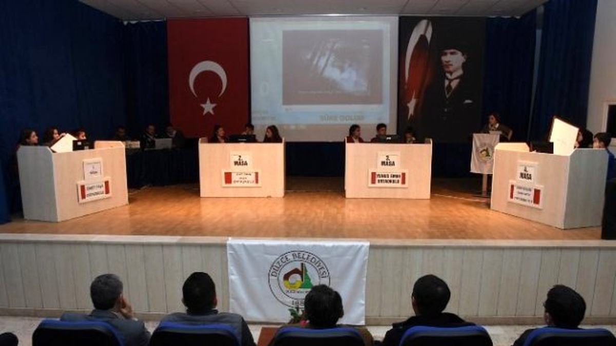 Düzce Belediyesi Bilgi Yarışması Heyecanlı Geçiyor