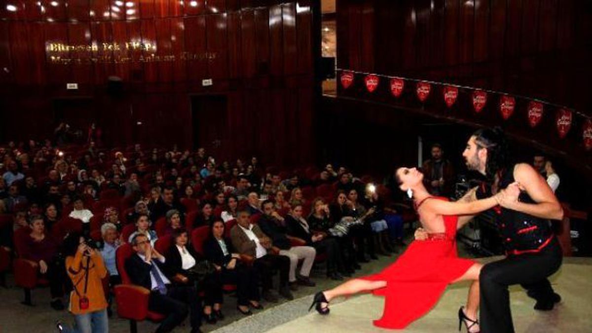 Engellilerin \'Aşk Engel Tanımaz\' Defilesi Ayakta Alkışlandı