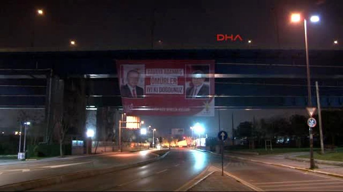 Erdoğan ve Davutoğlu\'na Doğum Günü Pankartı...
