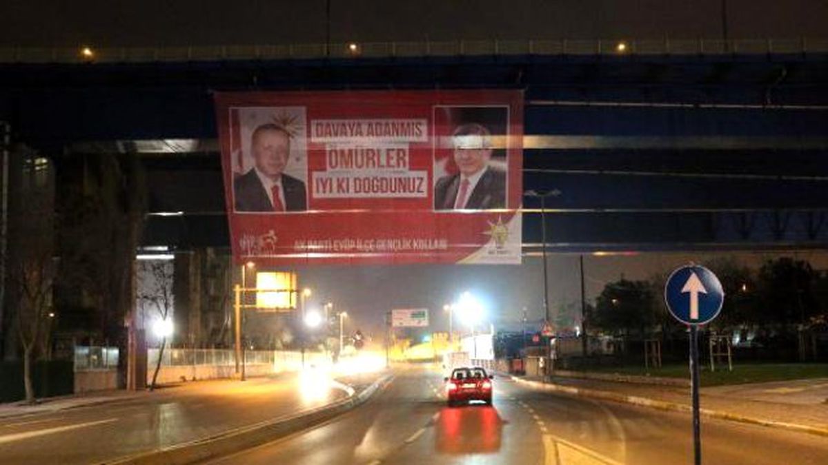 Erdoğan ve Davutoğlu\'na Doğum Günü Pankartı