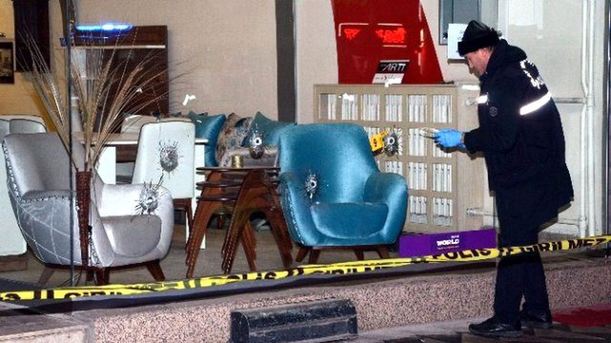 Eskişehir\'de Mobilya Dükkanı Kurşunlandı