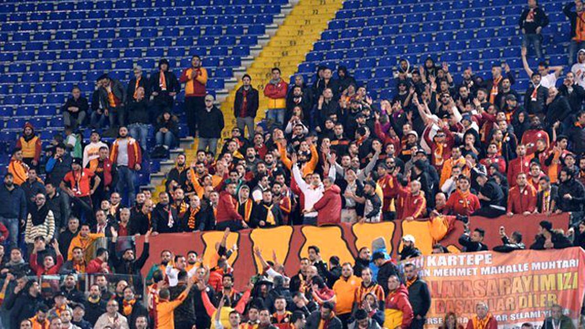 Galatasaraylı Taraftarlar, Mustafa Denizli ve Yönetimi İstifaya Davet Etti