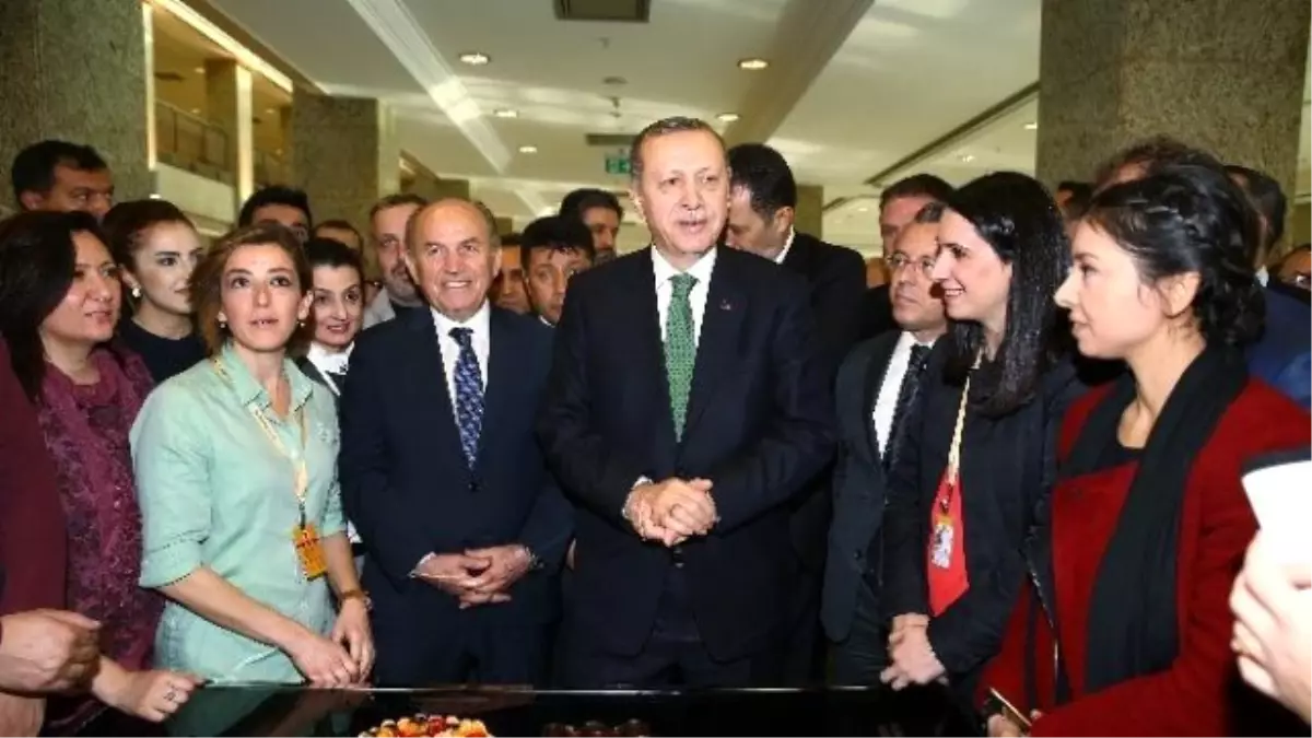 Gazetecilerden Cumhurbaşkanı Erdoğan\'a Doğum Günü Sürprizi