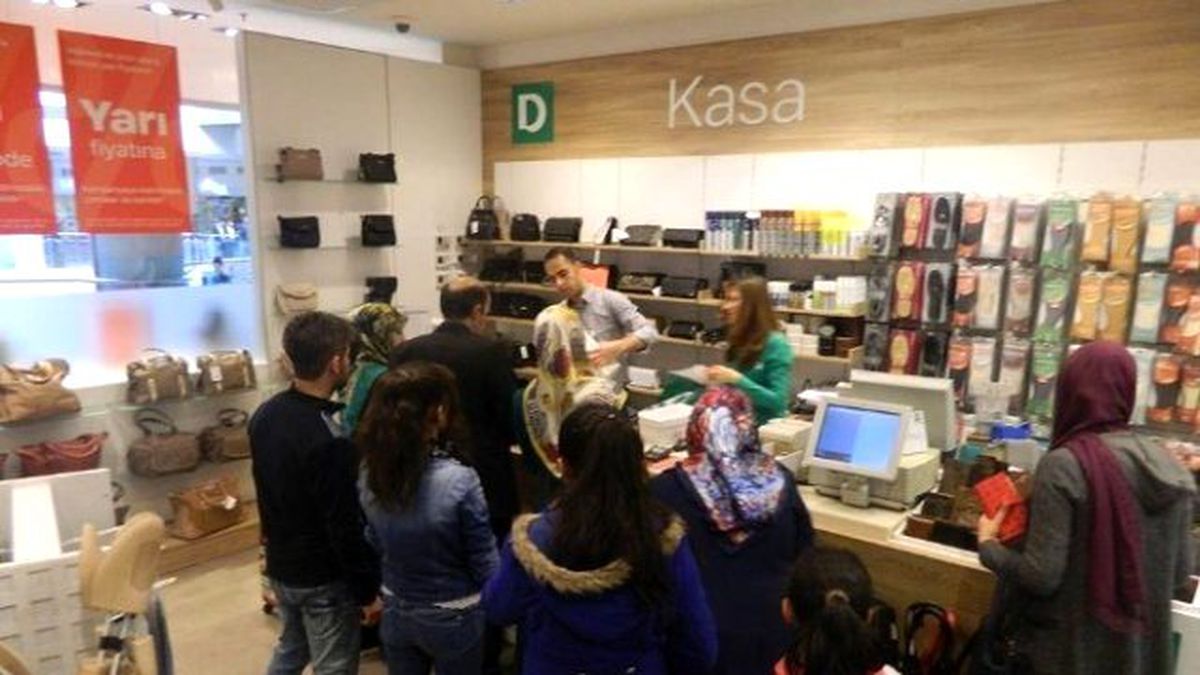 Genç Öncü Öğretmenlerden Ayakkabı Yardımı