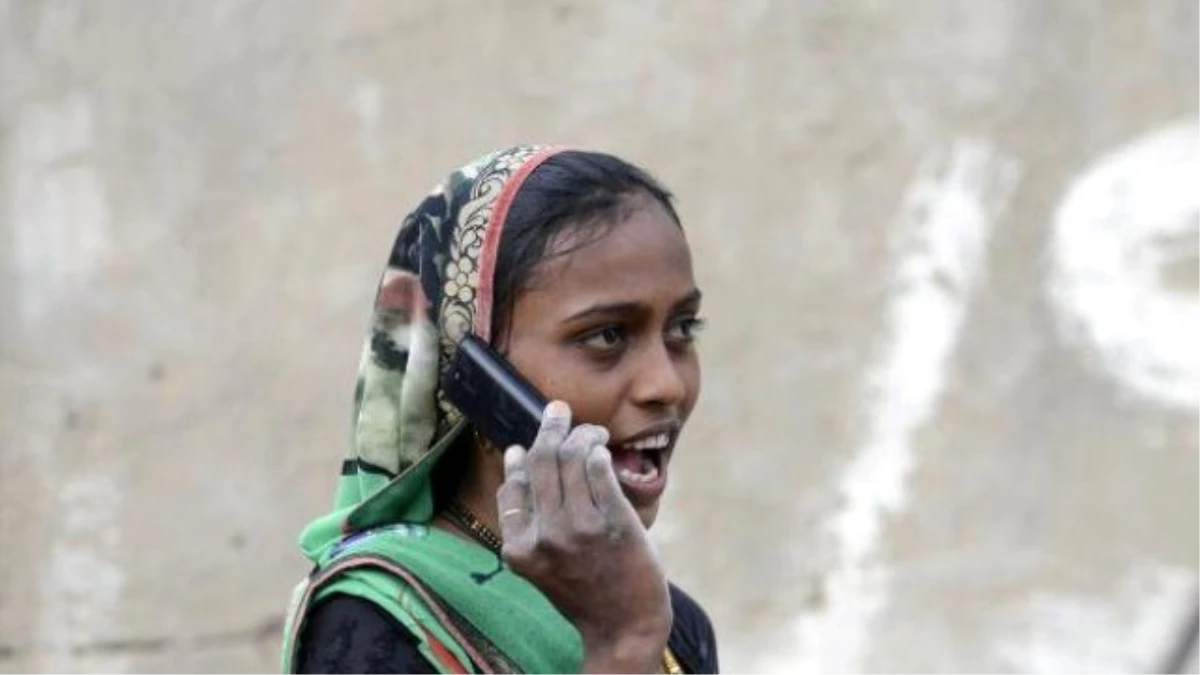 Hindistan\'da Genç Kızların Cep Telefonu Kullanması Yasaklandı