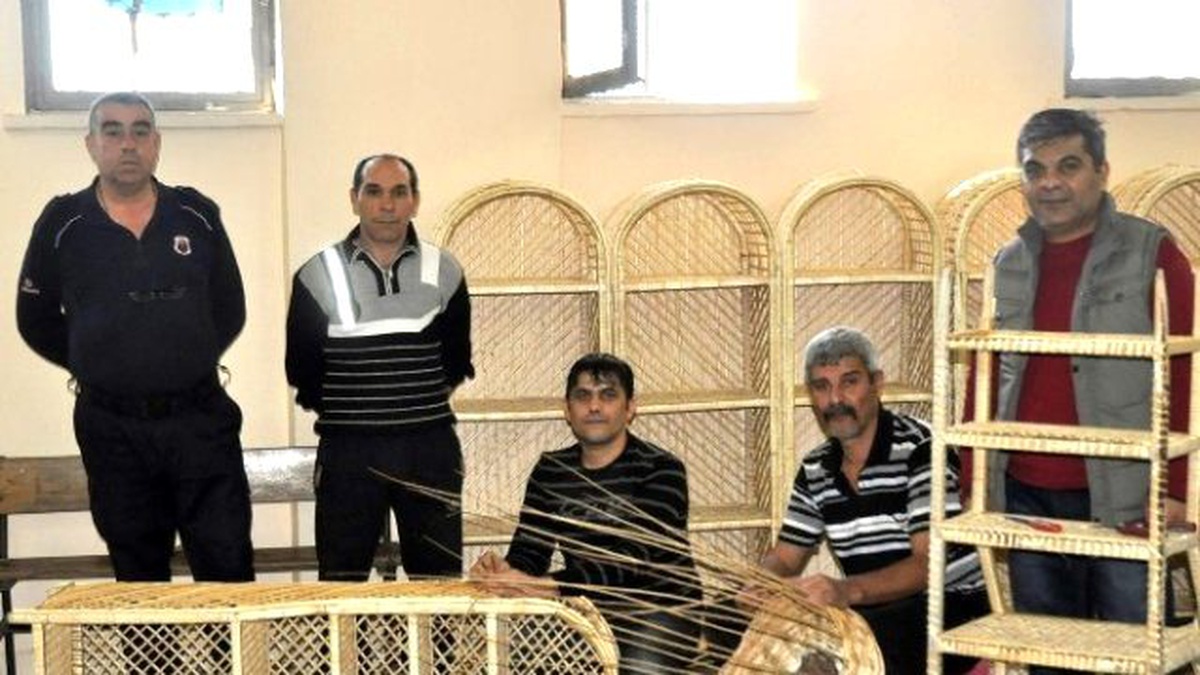 Hükümlüler Sepet Örerek Hayata Tutunuyor